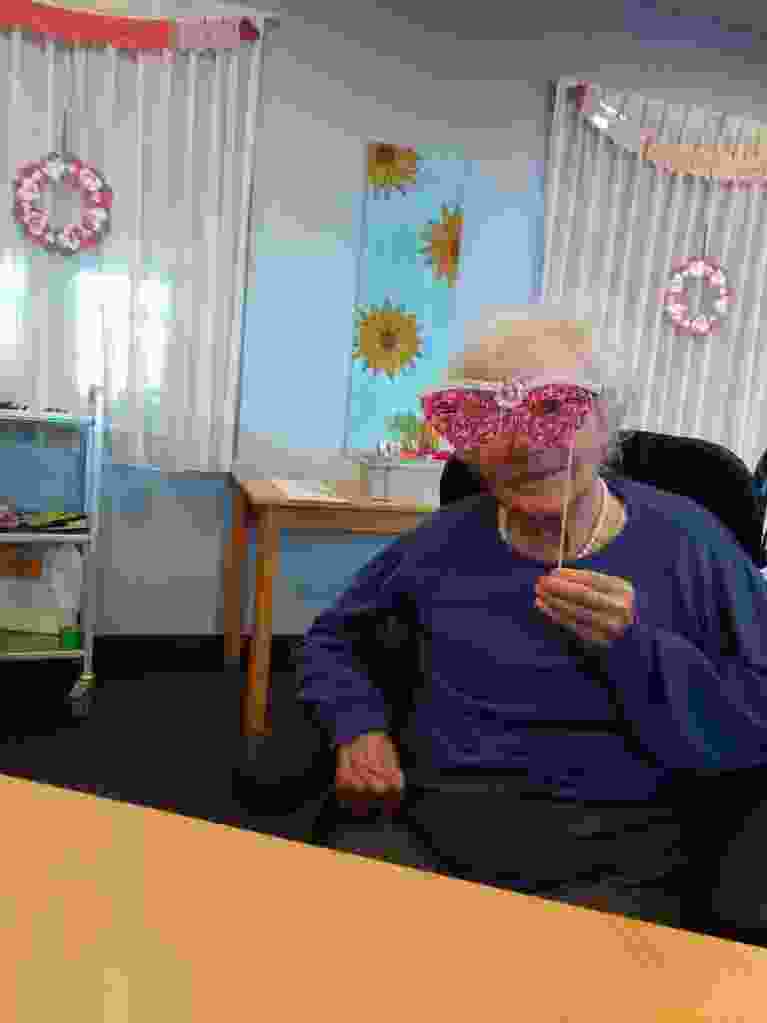 Bewoners van Horizon 1 maken maskers voor carnaval