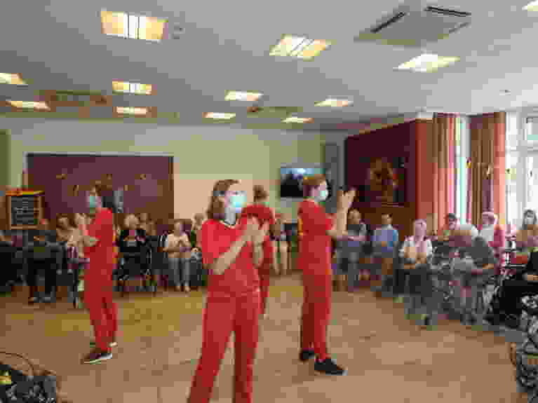 Zitdansen in de cafetaria