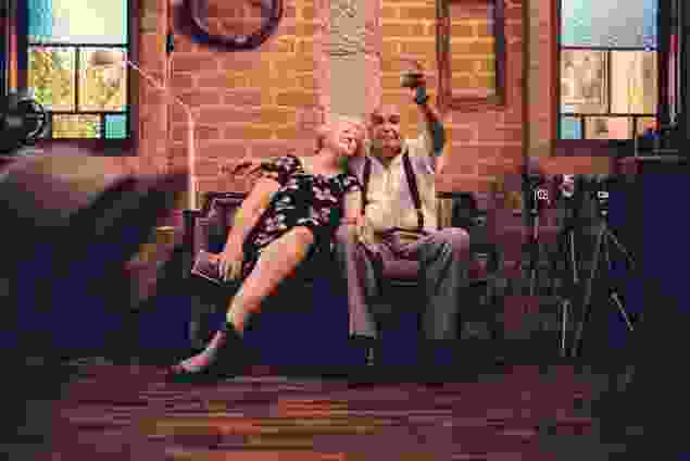 Pexel man en vrouw samen lachend op bank adults brick wall cameras 1751188 635x424